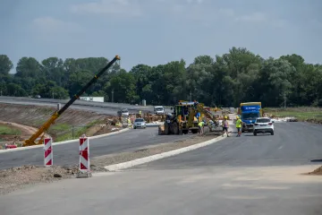 Na stavbách silnic začíná chybět materiál, hlavně kamenivo, ocel a plasty