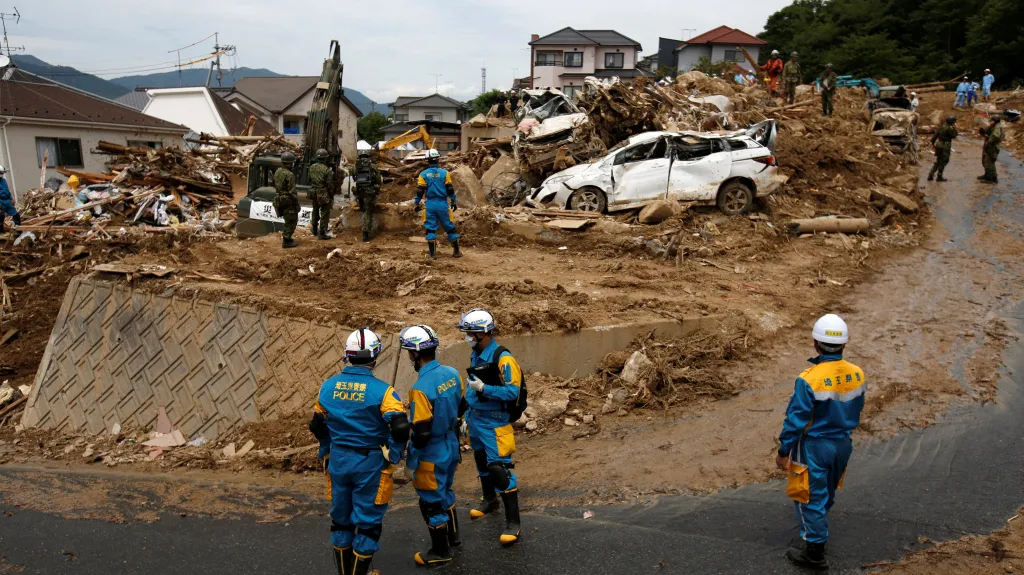 Záchranáři pokračují v hledání obětí záplav