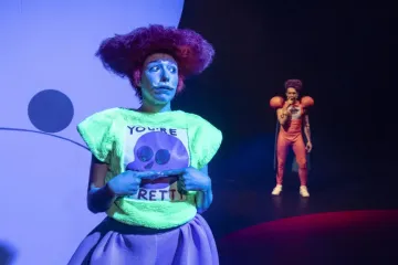 Sluhu dvou pánů v Ústí hraje žena a komentuje současnost