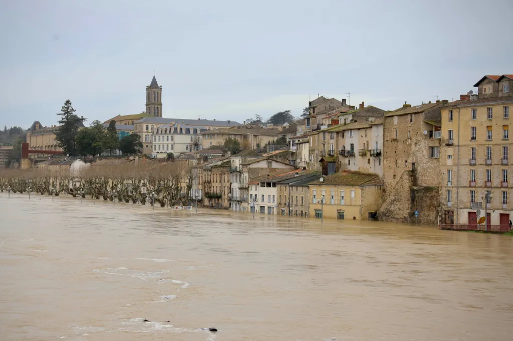 Pohled na město La Réole na západě Francie, které během bouře Nils zasáhly silné povodně