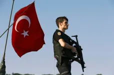 Turecko v celé zemi zatýká stovky lidí. Podezírá je z napojení na Gülena