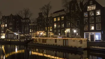 Kanál Prinsengracht a Dům Anny Frankové v noci.