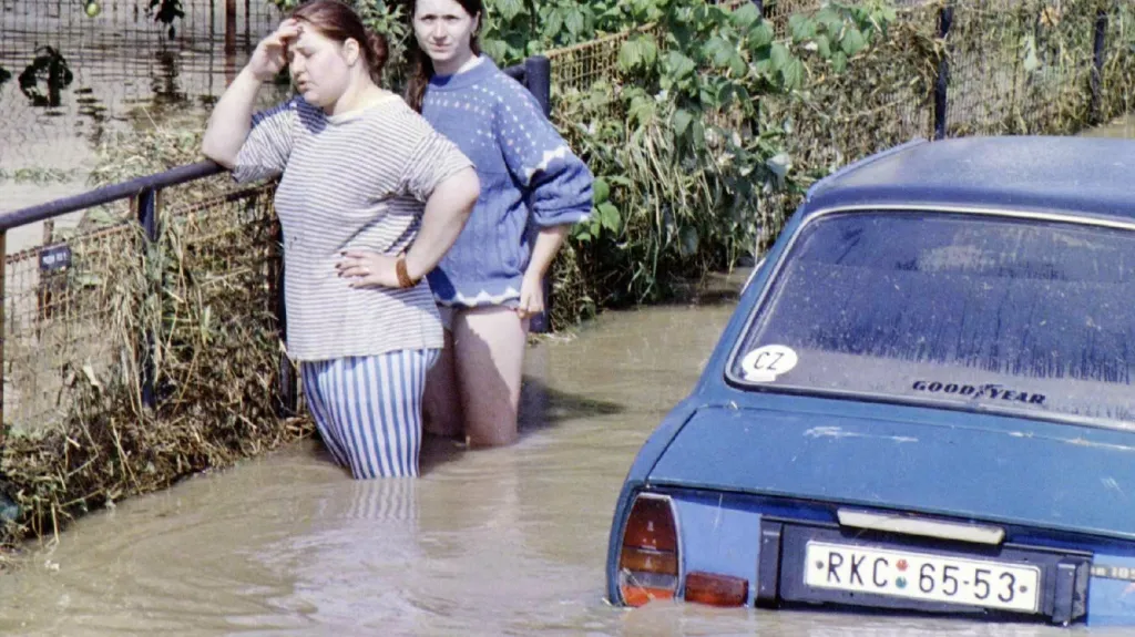 Obyvatelky Semechnic na Rychnovsku na pozemku zaplaveném rozvodněným Zlatým potokem po silných přívalových deštích v noci na čtvrtek 23. července 1998.