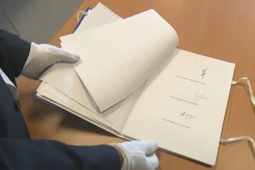 Dohodu o odškodnění českých obětí nacismu provázel křik a odchody z jednání