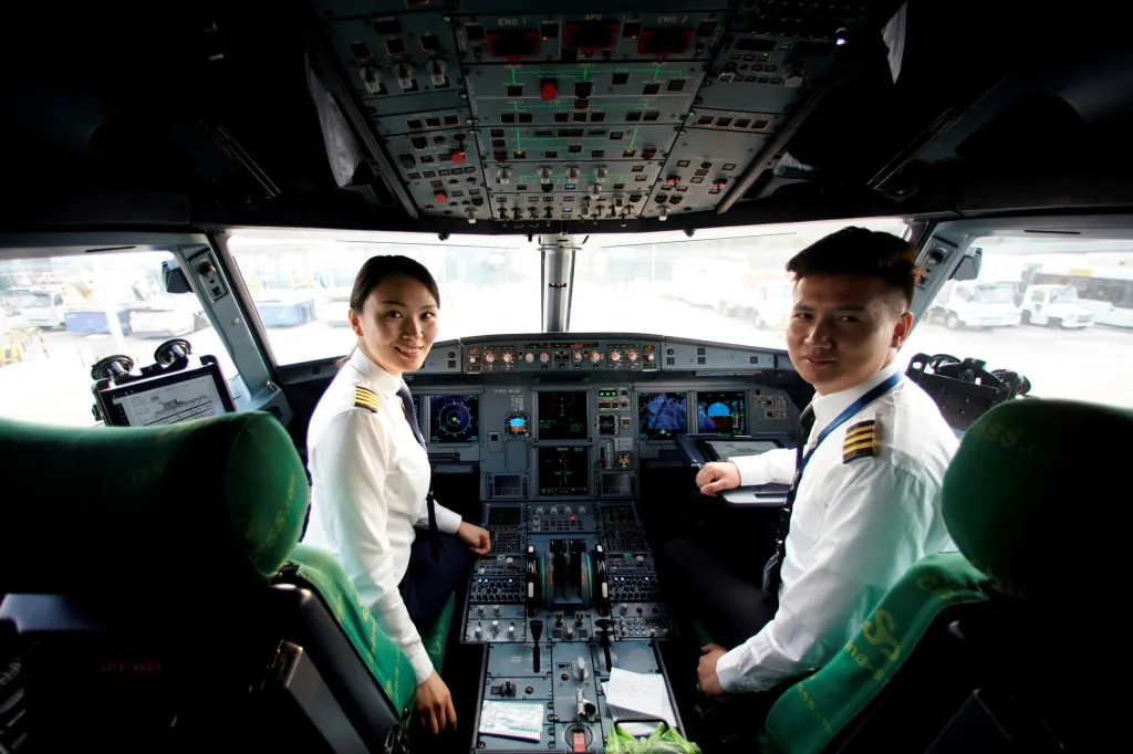 Pohled do kokpitu A320 před vzletem na mezinárodním letišti v Šanghaji