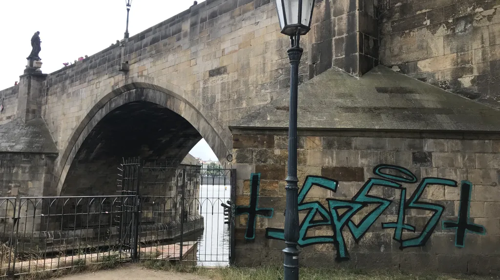 Sprejeři poničili Karlův most