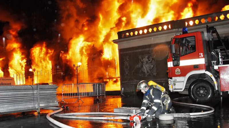 Hasiči zasahovali u požáru levého křídla Průmyslového paláce, které začalo hořet ve čtvrtek večer krátce po devatenácté hodině.