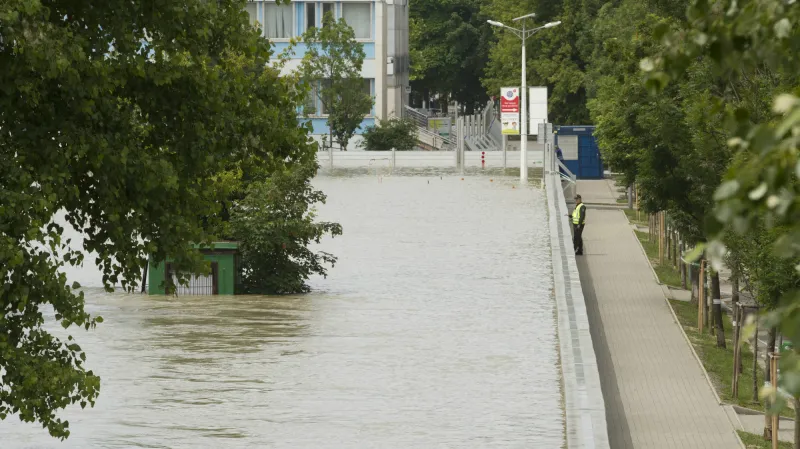 Policista hlídá protipovodňové zábrany v Bratislavě