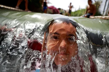 Týden obrazem: Prasečí muži, objímací stanice a prezidentova rouška