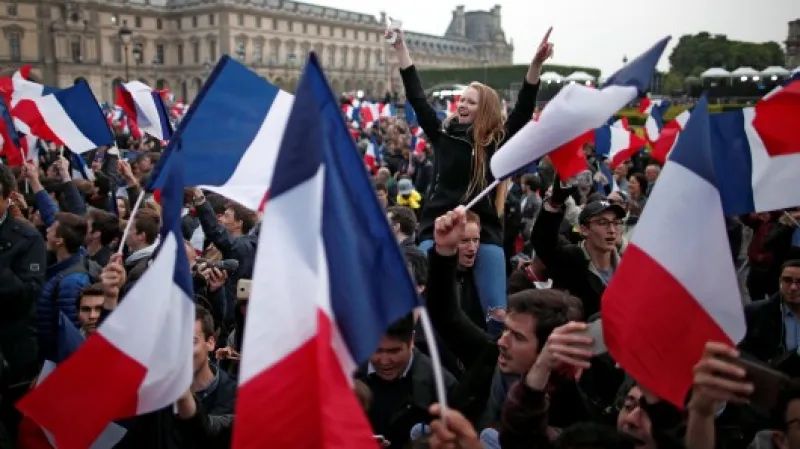 Příznivci Macrona slaví před Louvrem,  Autor: Benoit Tessier,  Zdroj: Reuters