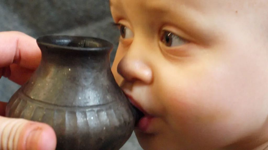 Dítě s rekonstruovanou kojeneckou lahví