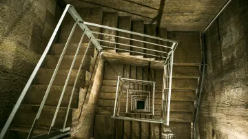 Do podzemí vede točité schodiště s hloubkou bezmála 40 metrů