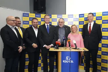 Volební rekordy: Nejvíce žen v Senátu, 16 tisíc hlasů pro Canova i tříprocentní volební účast