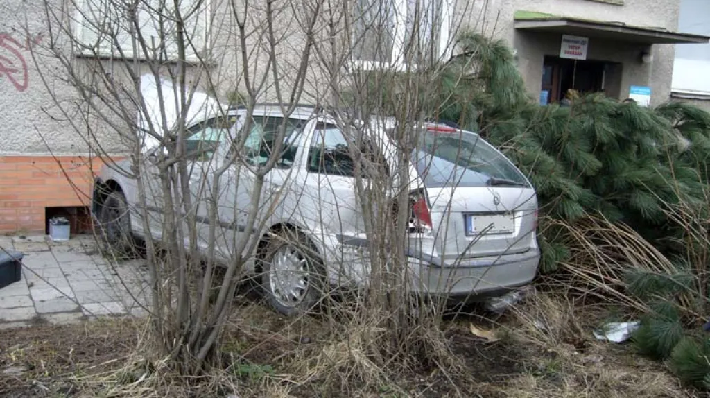 Auto po nárazu do budovy