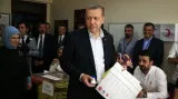 Události: Turecké volby tvrdou ranou pro Erdogana