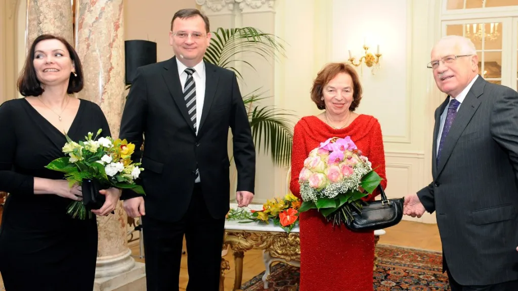 Petr Nečas s manželkou Radkou a Václav Klaus s manželkou Livií