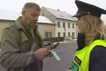 Policisté posilují silniční kontroly. Vzorné řidiče odmění nealko pivem