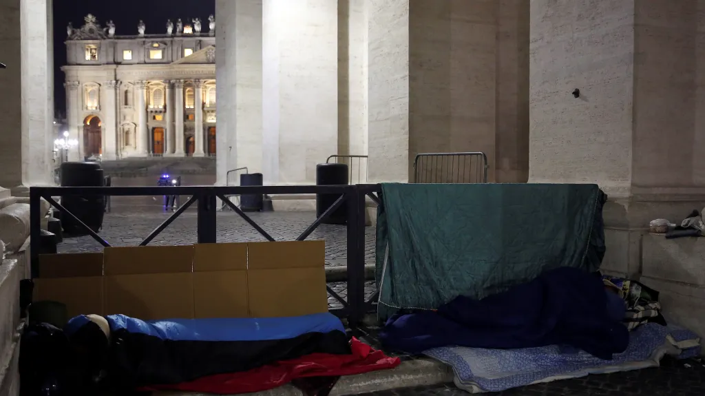 Bezdomovci nocující před branami Vatikánu
