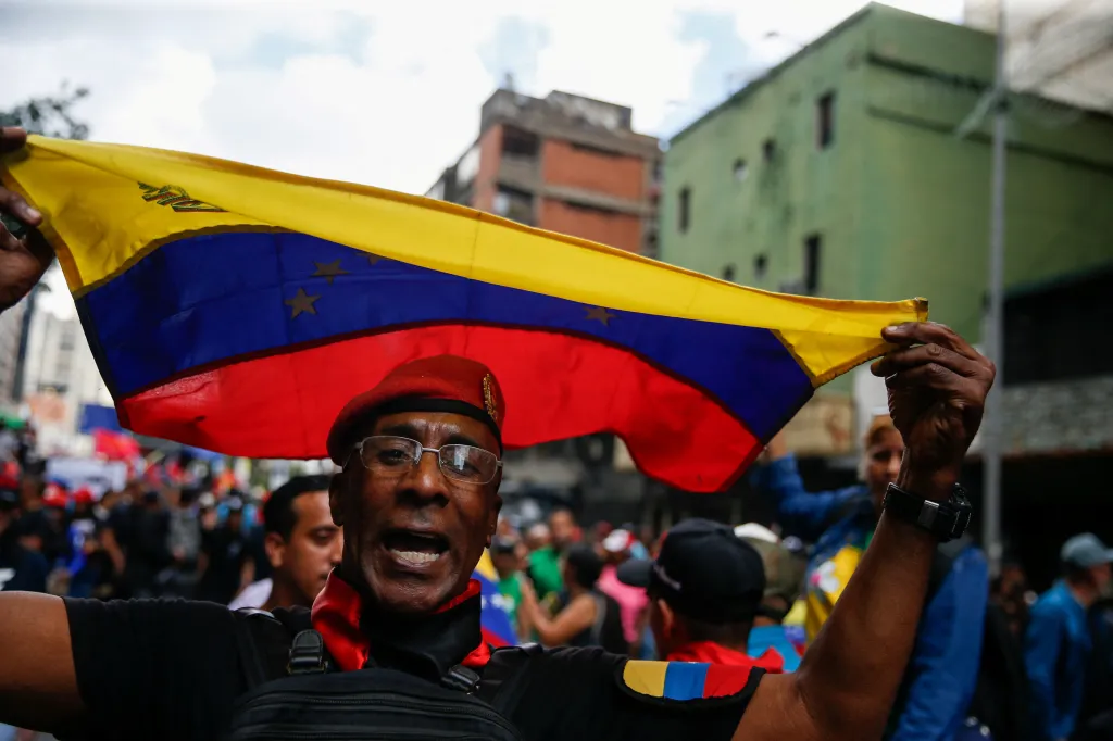 Protestující také odmítli možné zavedení vlády vybrané USA