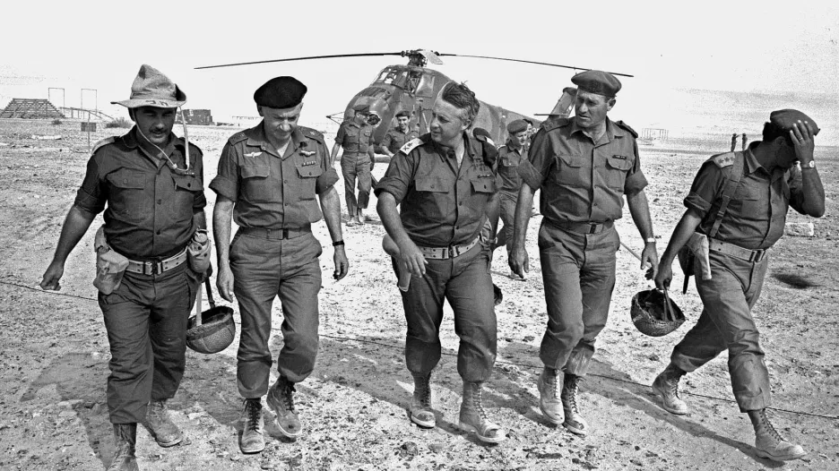 Ariel Šaron (uprostřed) během šestidenní války v roce 1967