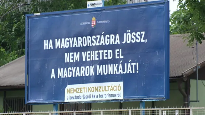Maďarské billboardy vyzývají imigranty, aby místním nebrali práci