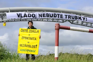 Vládo, nebuďte trubky! Transparent měl upozornit na energetickou závislost