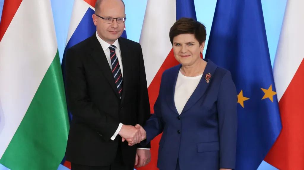 Bohuslav Sobotka a Beata Szydlová na jednání V4 ve Varšavě
