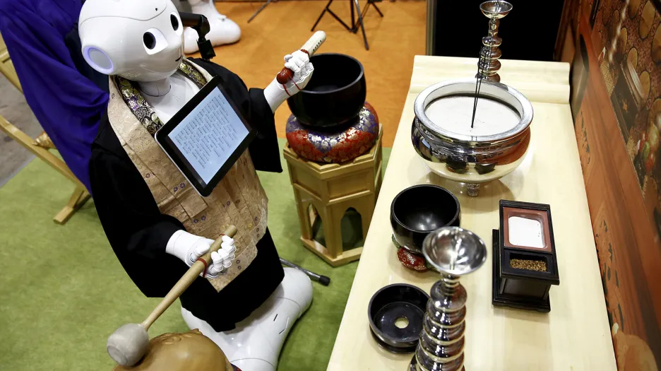 Společnost SoftBank na tokijském pohřebním veletrhu představila robotického kněze jménem Pepper, který umí vést pohřební obřad i zpívat buddhistické sútry. Za jeho služby zaplatí zájemci asi 5x méně než za kněze z masa a kostí.