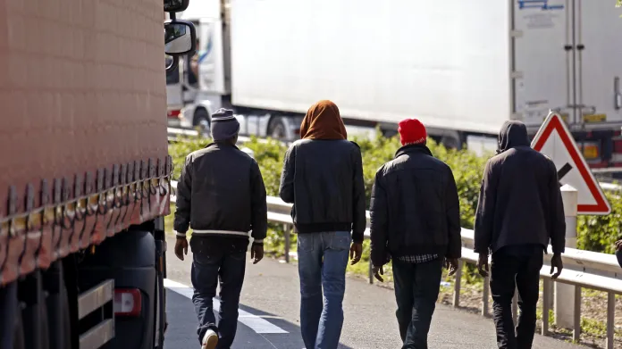 Migranti u kolony kamionů v Calais