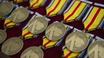 Čeští vojáci, kteří působili v Pobaltí, obdrželi pamětní medaile