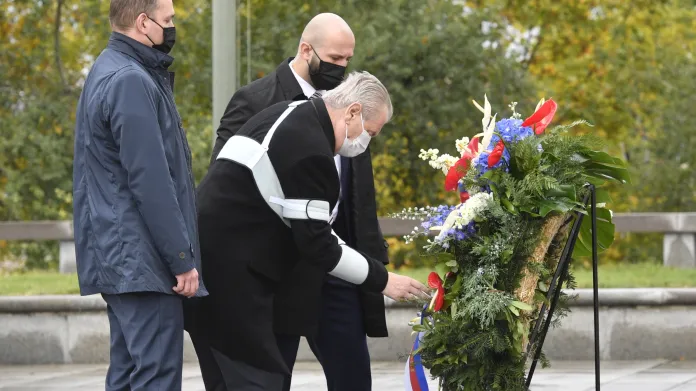 Prezident Miloš Zeman položil 28. října 2020 v Praze květiny k hrobu neznámého vojína u Národního památníku na Vítkově