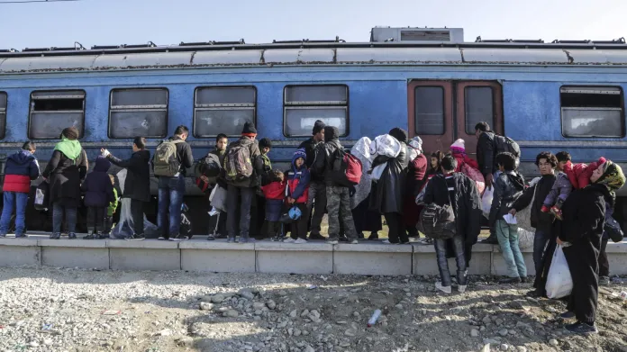 Vlak s uprchlíky mířící z Makedonie do Srbska