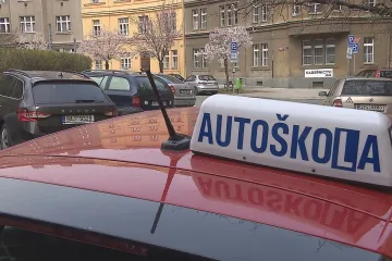 Řidičské zkoušky na auto složily už tři tisíce mladších osmnácti let. Nehodu zatím nikdo nezpůsobil