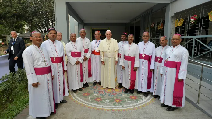 Papež František s biskupy v Bangladéši