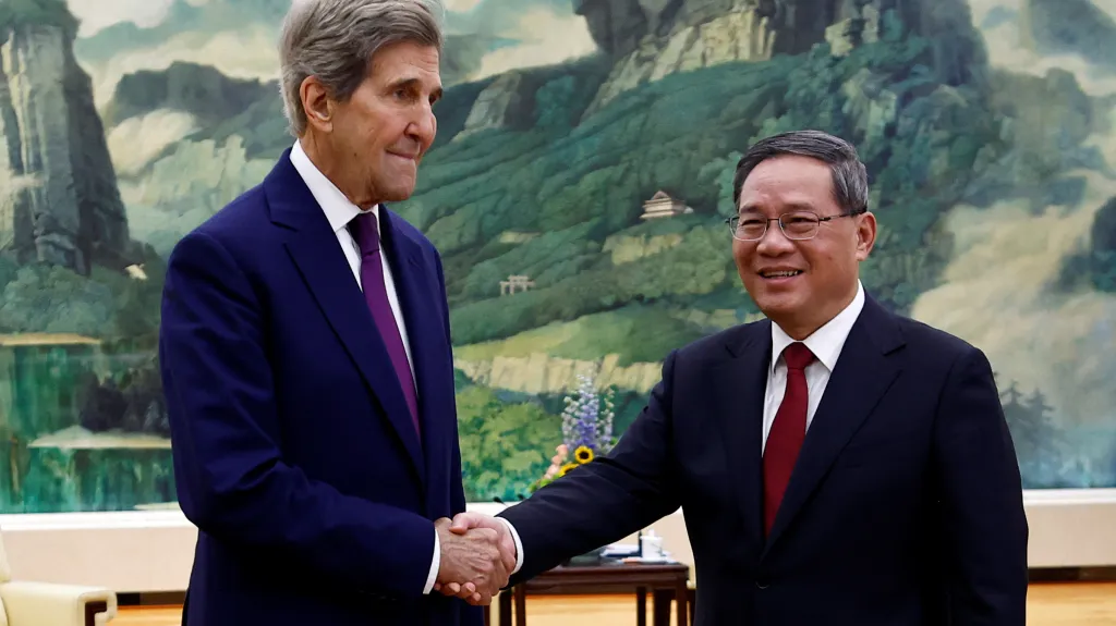 Americký zmocněnec John Kerry s čínským premiérem Li Čchiangem
