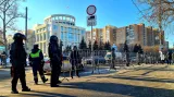 Policisté hlídkující před moskevským soudem