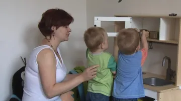 Maminky svěřují svoje děti pečovatelkám