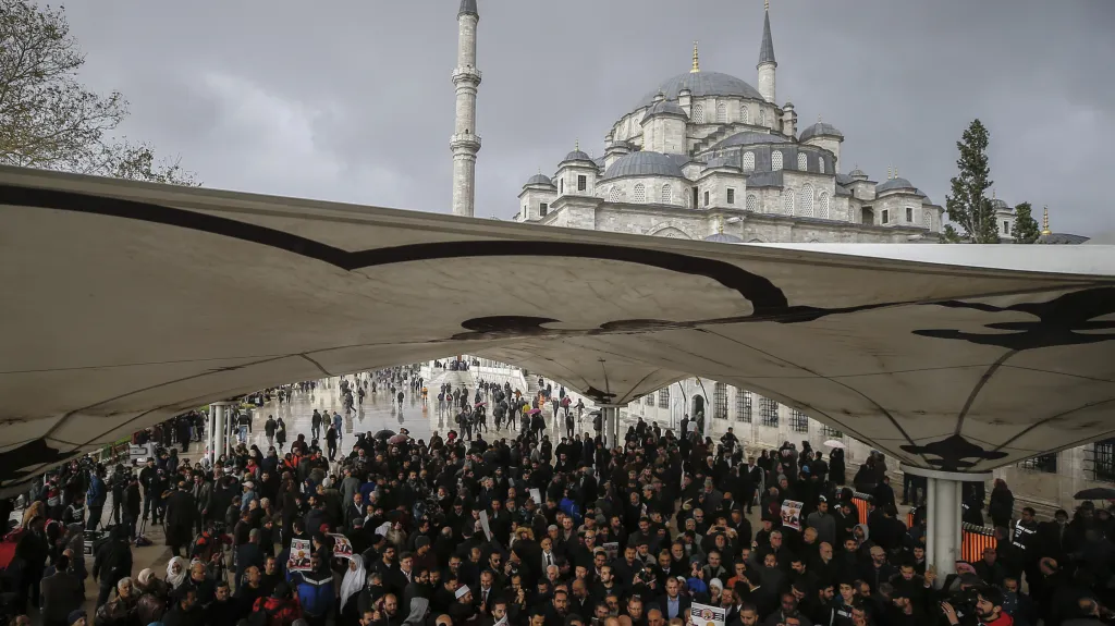 Modlitba za Chášakdžího v istanbulské mešitě Fatih
