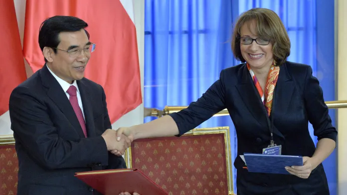 Pražská primátorka Adriana Krnáčová podepsala na Pražském hradě za hlavní město dohodu o navázání vztahu sesterských měst s primátorem Pekingu Wangem An-šunem.