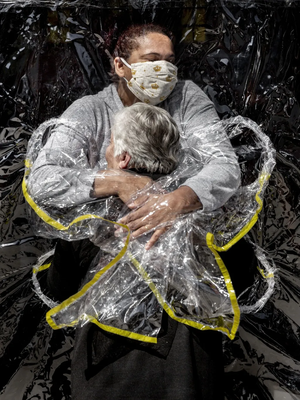 První místo v sekci Hlavní zprávy: Mads Nissen se snímkem The First Embrace (První obejmutí). Fotografie se stala současně fotografií roku