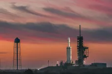 SpaceX utopila centrální část rakety Falcon Heavy. Zaskočily ji silné vlny
