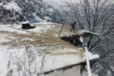 Sesuvy lavin v Kašmíru si vyžádaly nejméně 67 mrtvých, oběti kvůli špatnému počasí hlásí i Afghánistán