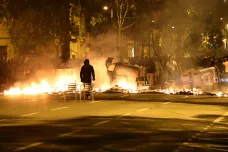 V Barceloně hořely barikády, katalánský premiér volá po ukončení násilí