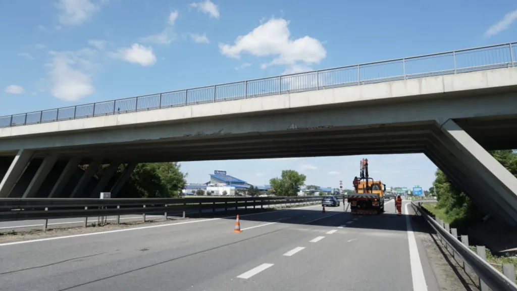Poškozený most na dálnici D2 v Brně
