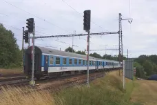 Na Plzeňsku proti sobě jely dva vlaky, podle policie zastavily 440 metrů od sebe