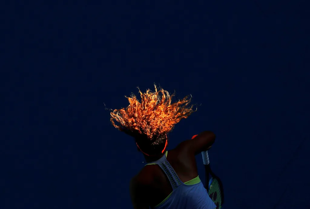 Zápas tenisového turnaje Australian Open a pohled na servis Japonky Naomi Osaky v duelu s rumunskou hráčkou Simonou Halepovou.