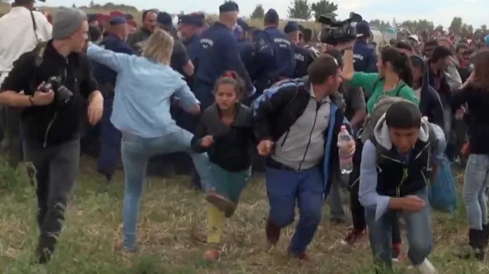 Maďarská kameramanka kope do uprchlíků