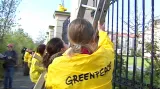 Aktivisté Greenpeace lezou přes plot do Strakovy akademie