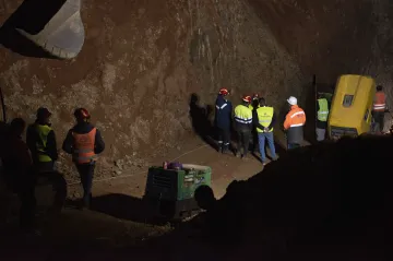 Chlapec, kterého záchranáři po pěti dnech vyprostili ze dna studny v Maroku, nepřežil 