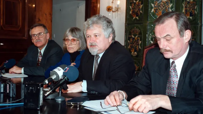 První předseda Senátu Petr Pithart (druhý zprava) a místopředsedové (zleva) Vladimír Zeman, Jaroslava Moserová a Přemysl Sobotka po zvolení do vedení komory v prosinci 1996